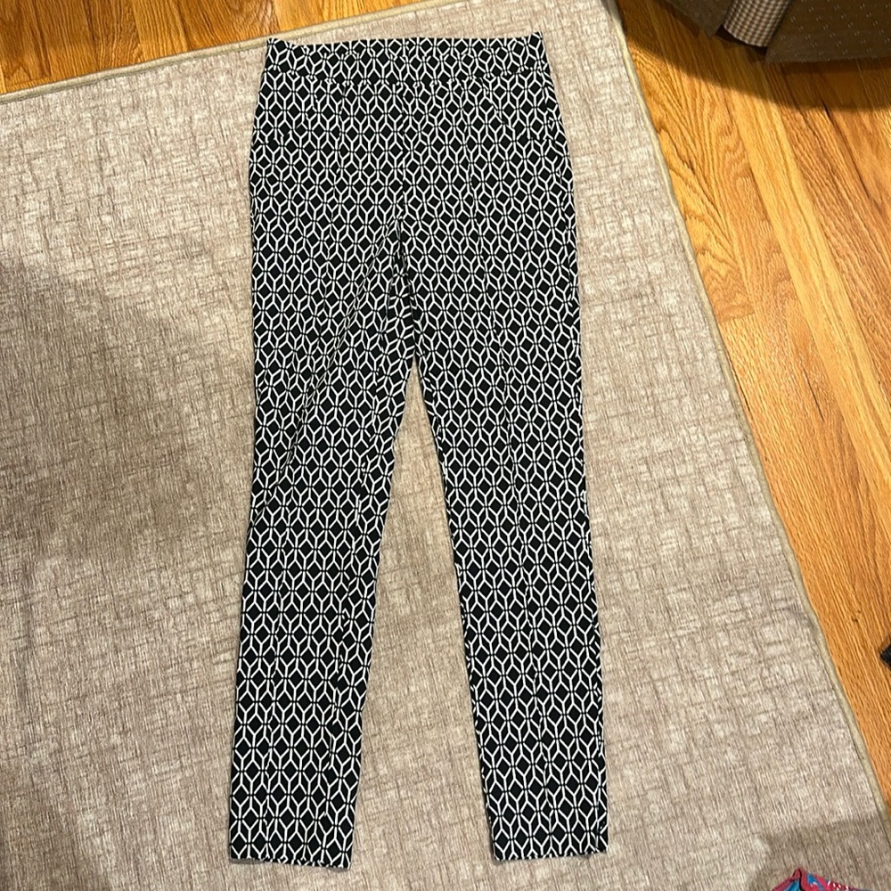 Joseph Ribkoff patterned pants. Black/white patterned. Size USA 6